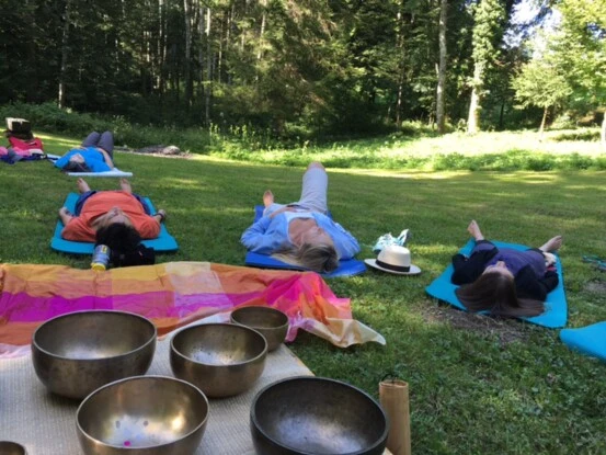 Cours d'initiation avec les bols chantants, donné en extérieur