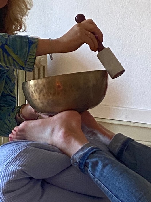 Thérapie pour l'ancrage avec les bols Utilisation de bol chantant planétaire au niveau des pieds lors d'un soin