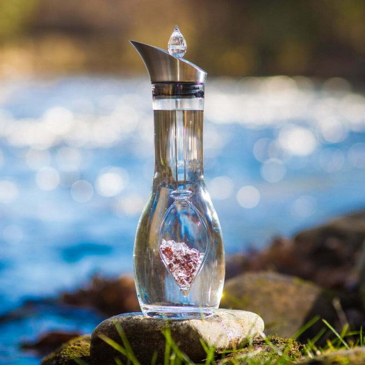 Carafe d'eau avec minéraux, en plein soleil